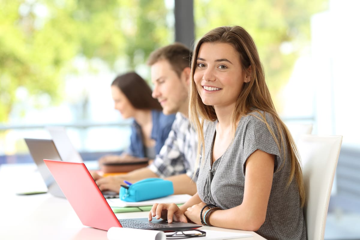 Est-ce qu&rsquo;un alternant est considéré comme un étudiant ?